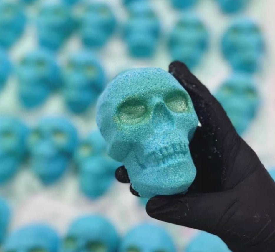 CBDQueen™️ Bath Bomb - Eucalyptus Mint Skulls ❄️ 🌱